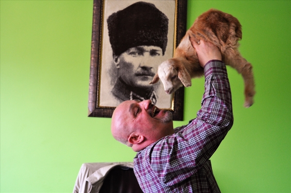 Trabzonlu adamla oğlağın dostluğu yürekleri ısıtıyor