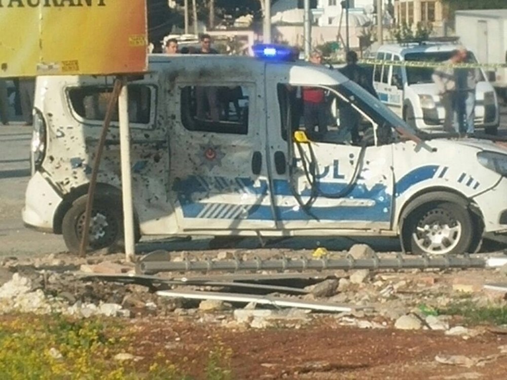 Polis aracına bombalı saldırı!
