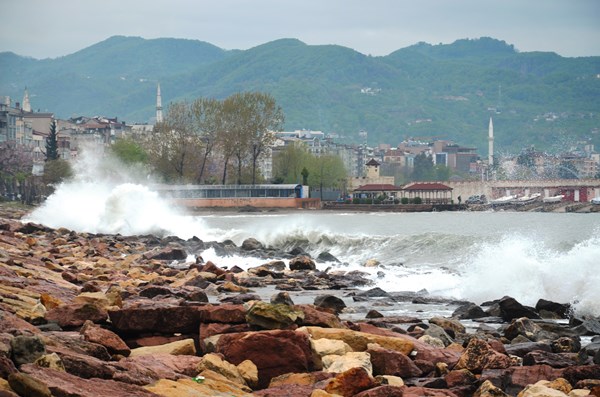 Karadeniz'de dev dalgalar