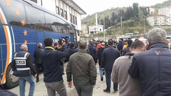 Emre ve Başakşehirli bir grup Trabzonlu gazetecilere saldırdı