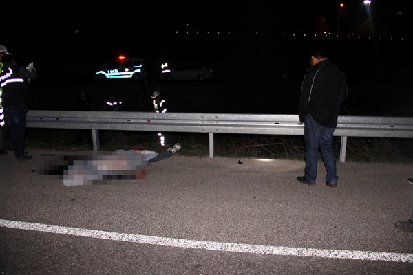 Trabzon plakalı araca motosiklet çarptı 4