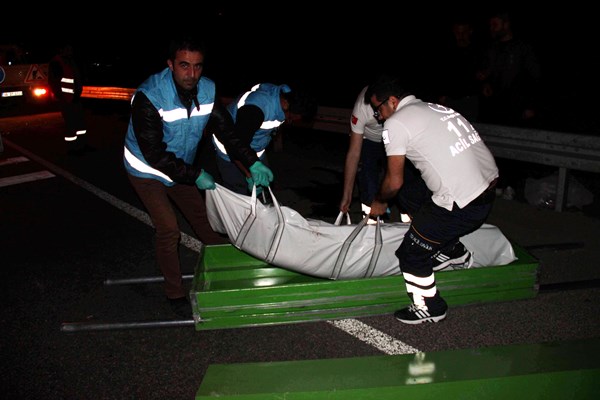 Trabzon plakalı araca motosiklet çarptı 2