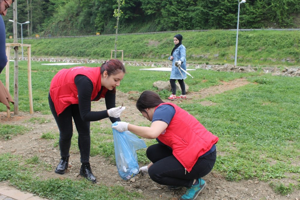 Trabzon’da üniversiteli gençler sahilleri temizledi