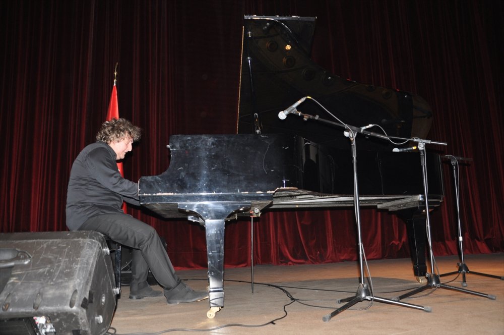 Piyanist Tuluyhan Uğurlu Trabzon'da konser verdi