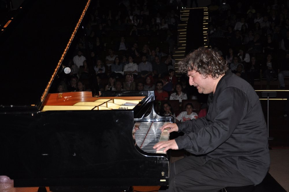Piyanist Tuluyhan Uğurlu Trabzon'da konser verdi
