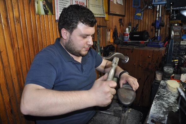 Trabzon'da 65 yıldır aynı sokakta ayakkabı tamirciliği yapıyorlar