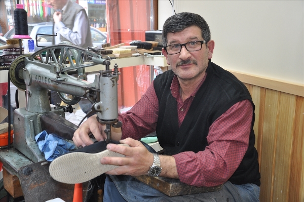 Trabzon'da 65 yıldır aynı sokakta ayakkabı tamirciliği yapıyorlar