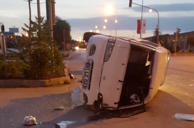 Trabzon plakalı minibüs bariyerlere çarptı