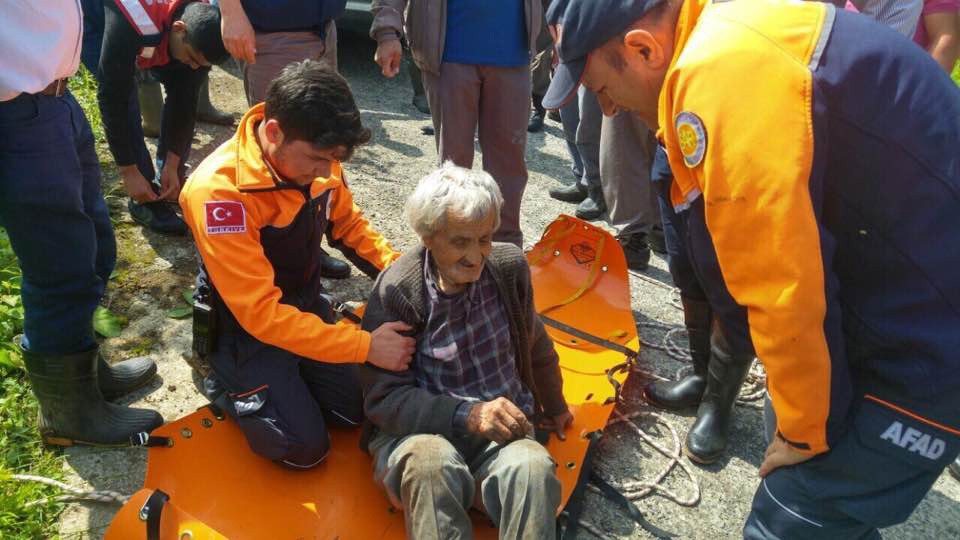 Trabzon'da yaşlı adam yamaçtan yuvarlandı