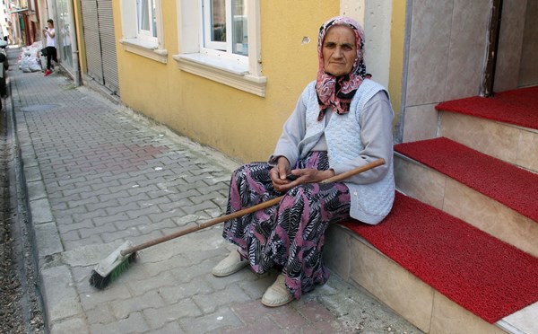 77 yaşındaki Emine nine yalnız yaşıyor