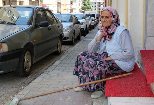 77 yaşındaki Emine nine yalnız yaşıyor