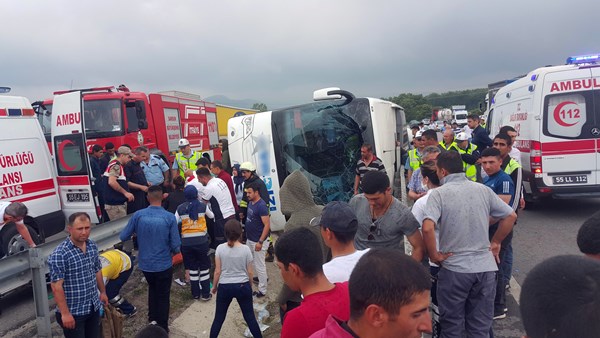 Askerleri taşıyan otobüs devrildi: Yaralılar var