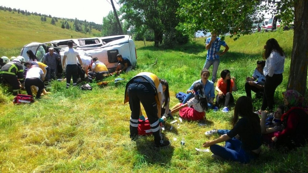 Minibüs şarampole yuvarlandı: 10 Yaralı