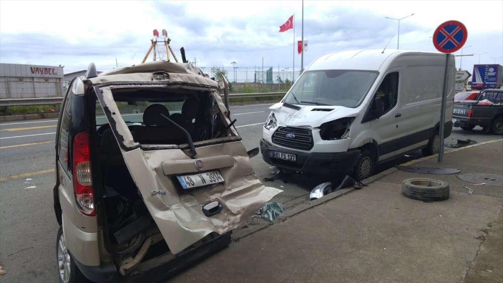 Trabzon'da Tır kamyonetle çarpıştı 1 yaralı