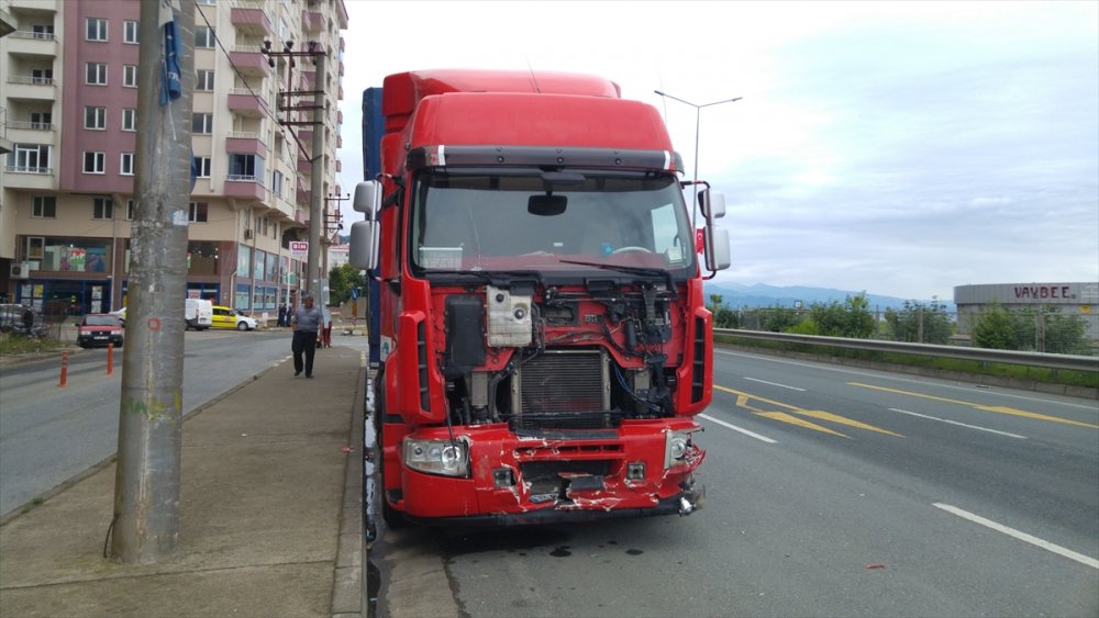 Trabzon'da Tır kamyonetle çarpıştı 1 yaralı
