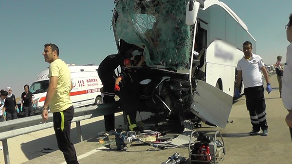 Yolcu otobüsü kepçeye çarptı: 15 yaralı
