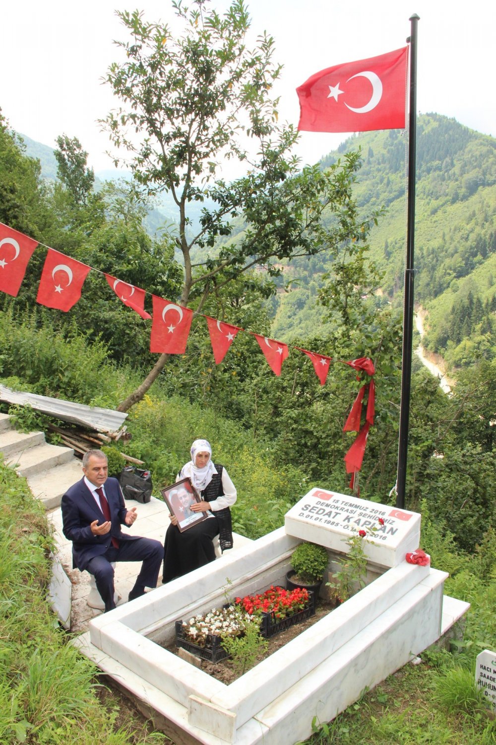 Sağıroğlu 15 Temmuz şehidinin mezarında