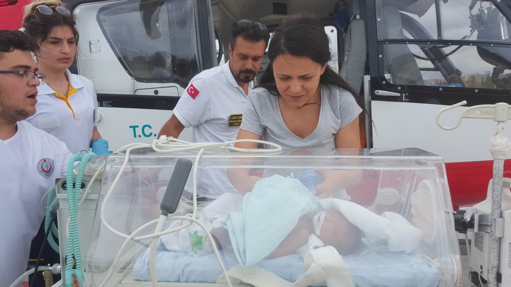 Bebeğin yardımına ambulans helikopter yetişti