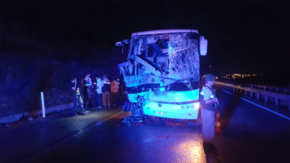 Yolcu otobüsü kamyona çarptı: 1 ölü 22 yaralı!
