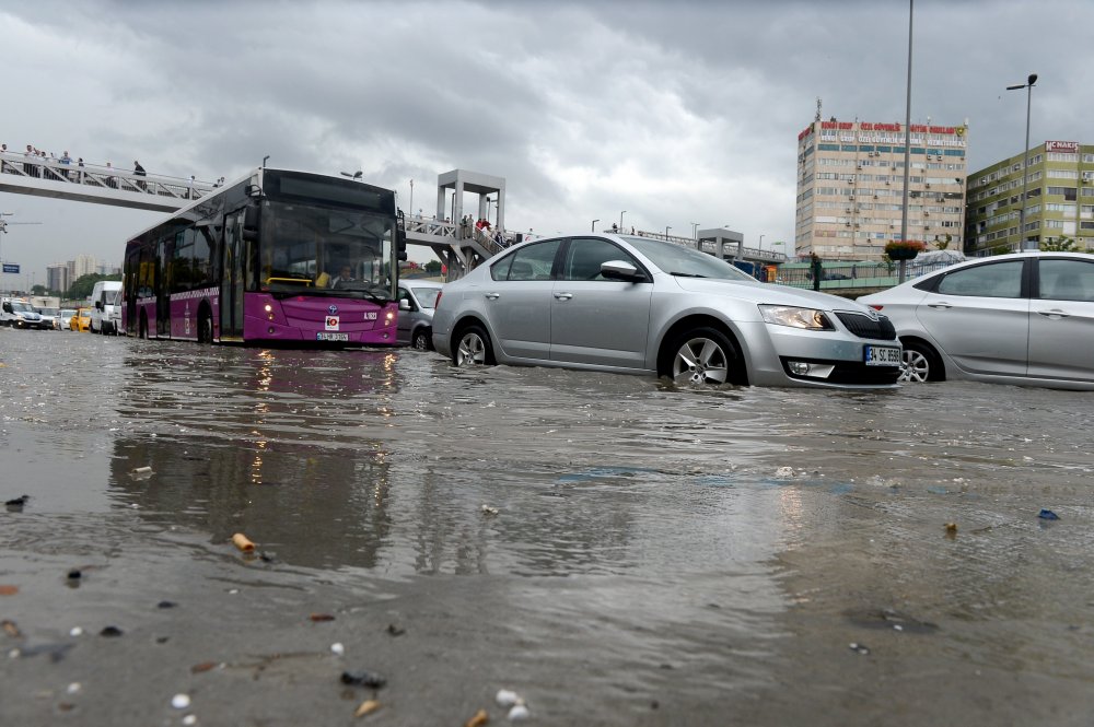 İstanbul'da yağış felaket getirdi!