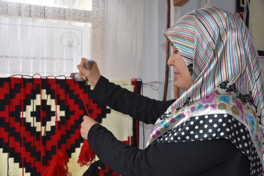 İran ve Afgan uyruklu kadınlar Trabzon'da kilim dokuyarak üretime katılıyor