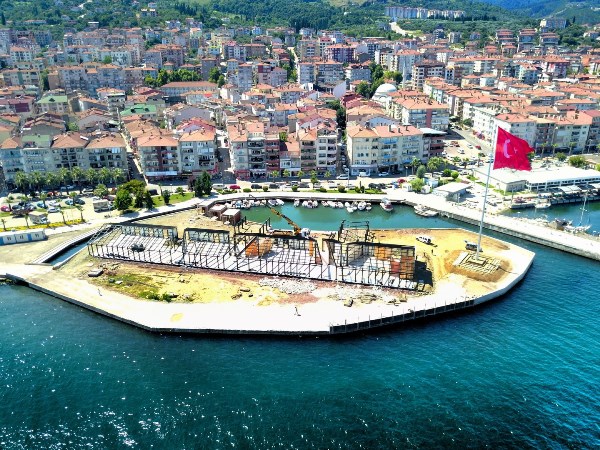 Su üzerindeki en büyük Türk bayrağı