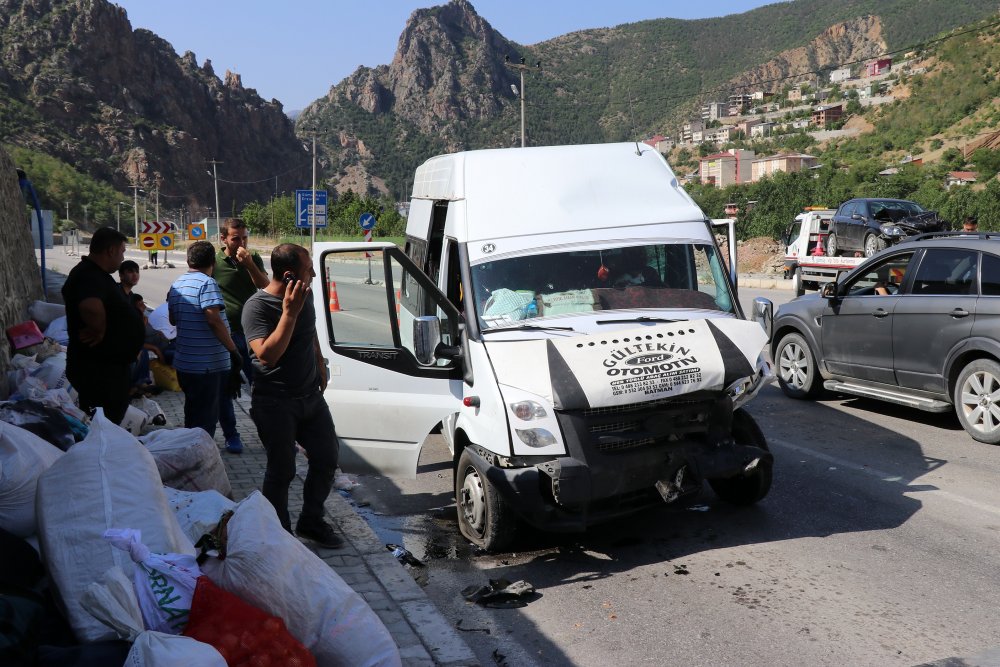 Fındık İşçileri Trabzon'a gelirken kaza yaptı: 26 yaralı