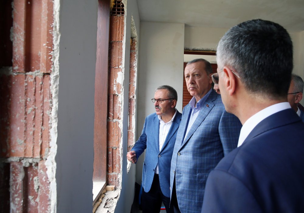Rize'de Erdoğan'a sevgi seli... Makam aracı önünde izdiham