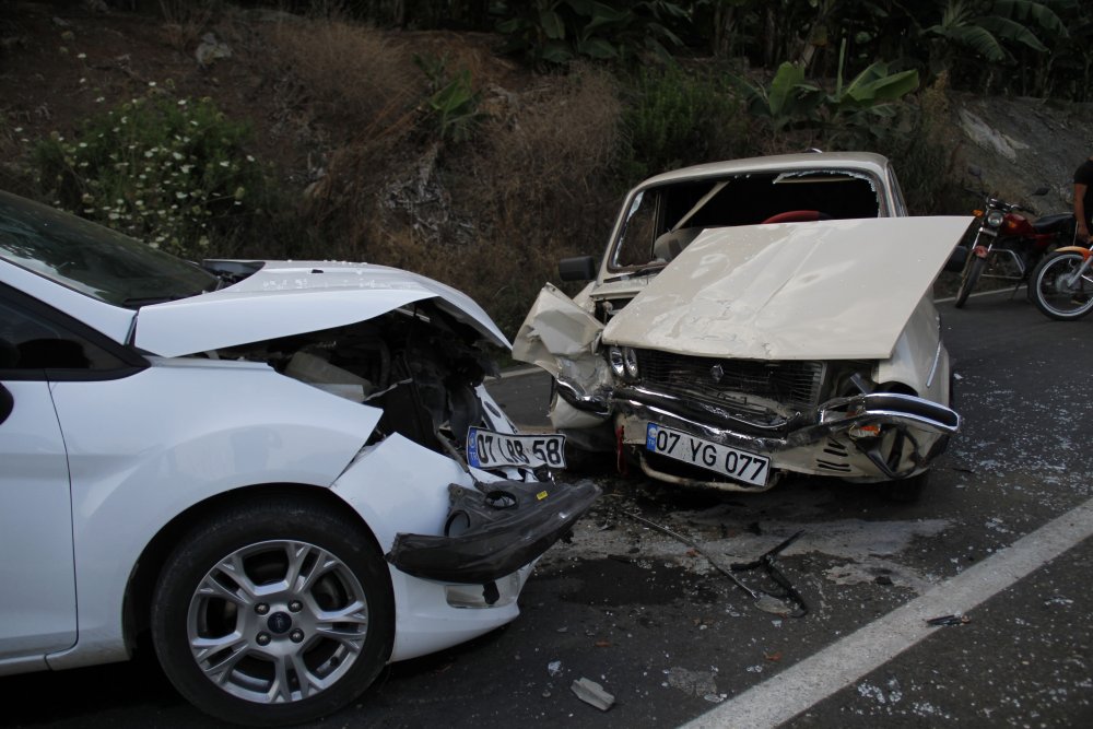 Otomobiller kafa kafaya çarpıştı: 12 yaralı