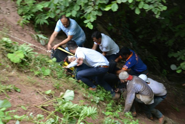 Fındık işçilerini taşıyan araç uçuruma yuvarlandı: 17 yaralı