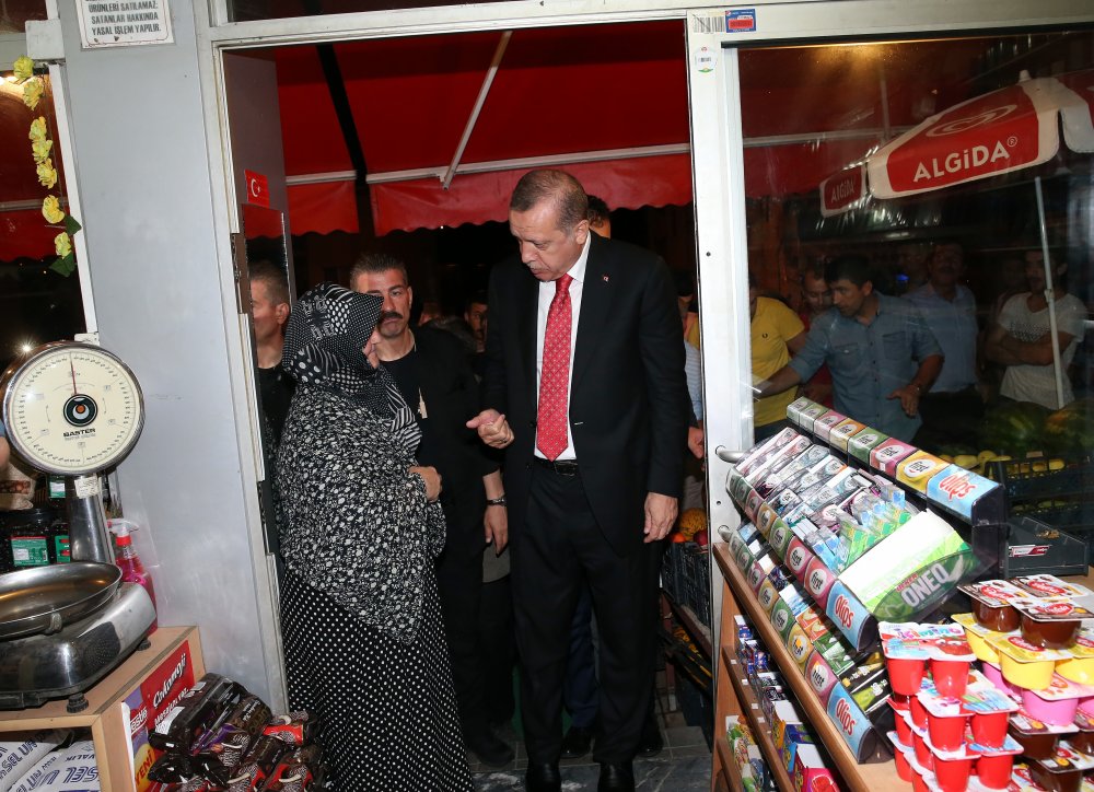 Cumhurbaşkanı Erdoğan Rize'de markete girdi, çocuklara çikolata aldı