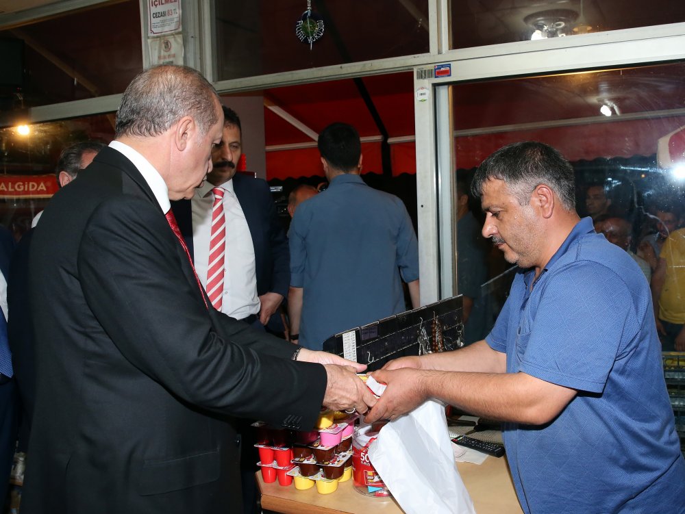 Cumhurbaşkanı Erdoğan Rize'de markete girdi, çocuklara çikolata aldı