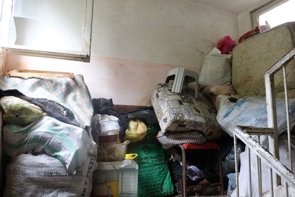 Trabzon'da çöp ev: Gördüklerine inanamadılar