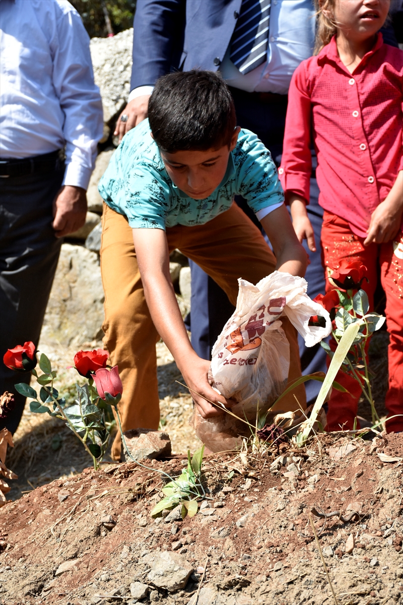 Yürekler parçalandı... Öğrencileri Necmettin öğretmenin mezarında gözyaşı döktü
