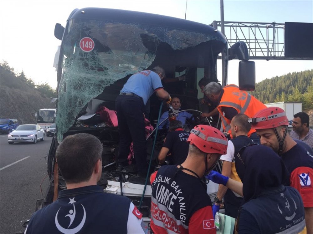 Yolcu otobüsü Kamyona çarptı: 1 Ölü 21 Yaralı