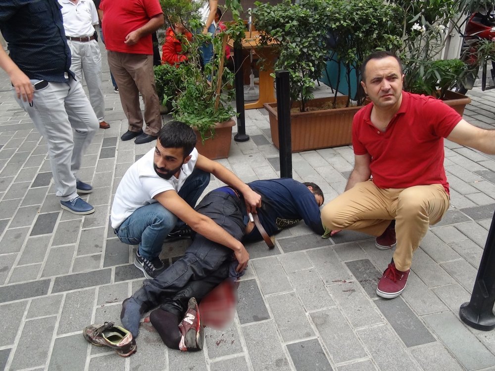 Taksim'de tinerci dehşeti! Kızıyla yürüyen adamı  bıçakladılar
