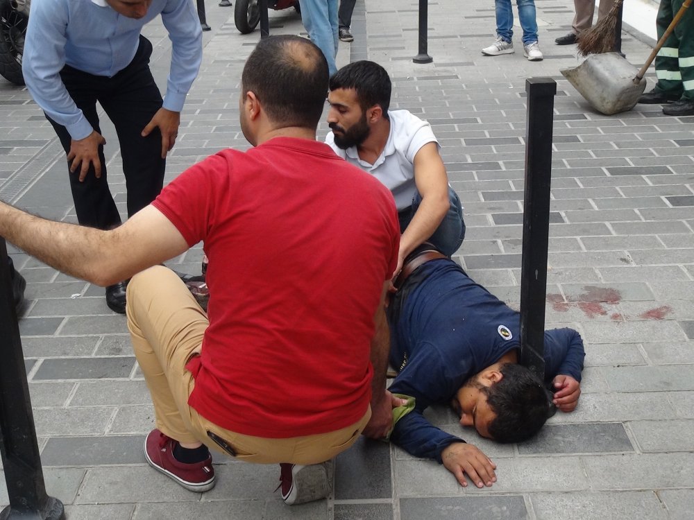 Taksim'de tinerci dehşeti! Kızıyla yürüyen adamı  bıçakladılar