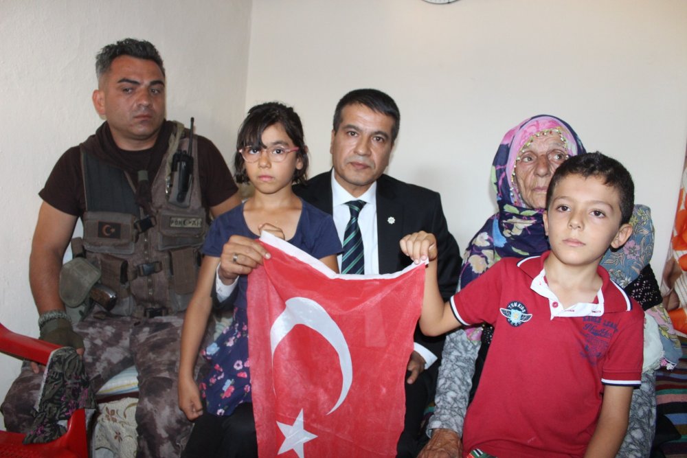 Türkiye'nin konuştuğu nineye bayrak hediye edildi