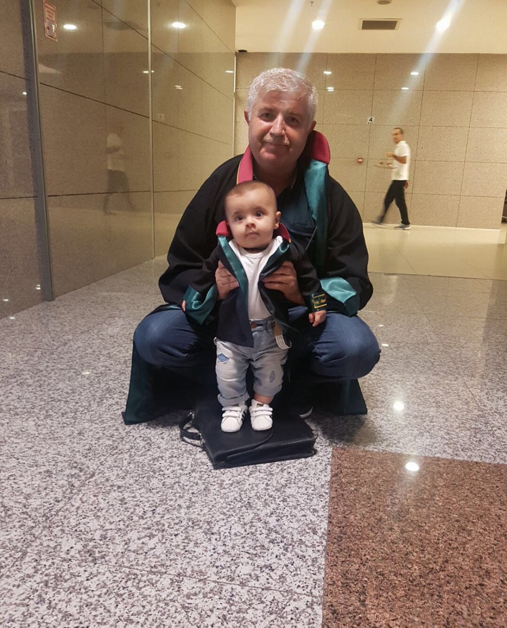 Dünyanın en minik avukatı annesinin kucağında duruşmalara giriyor 