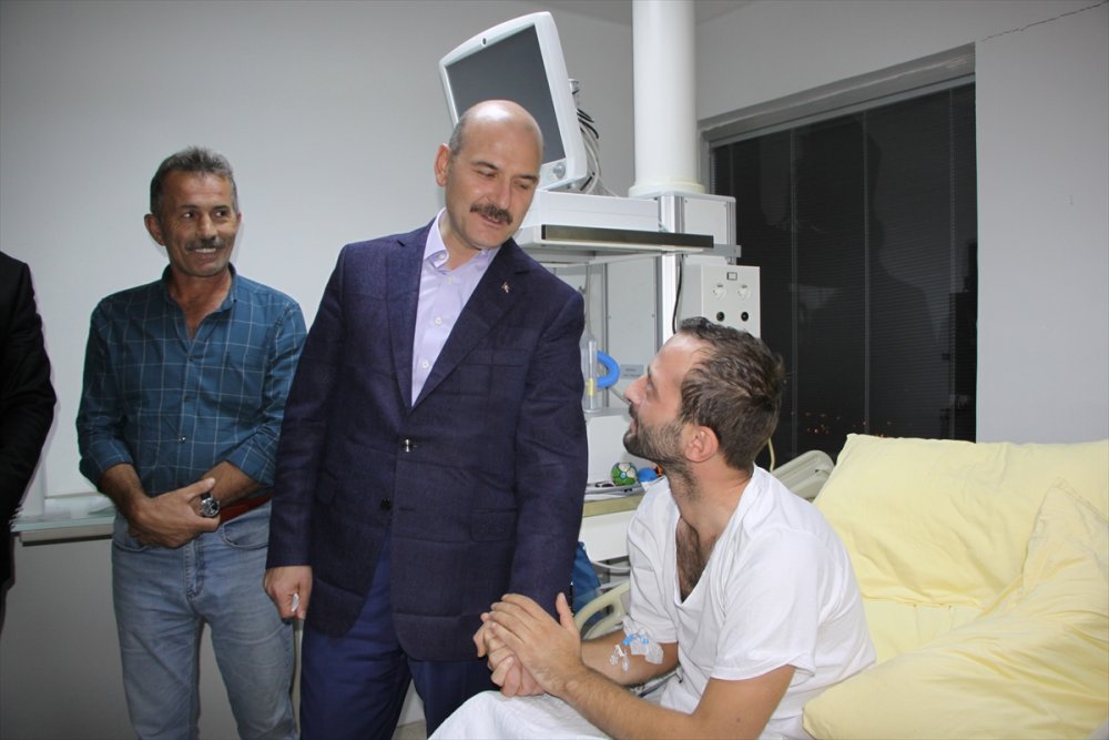 İçişleri Bakanı Soylu yaralı polisi ziyaret etti