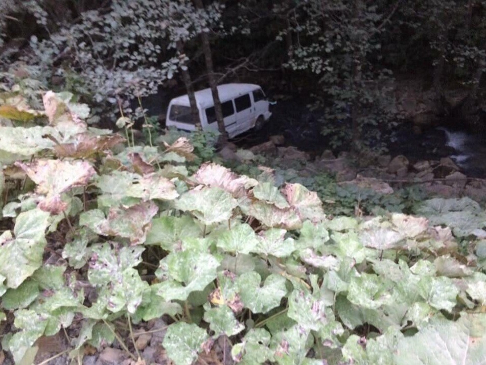Trabzon'da minibüs dereye uçtu: 1 ölü 3 yaralı