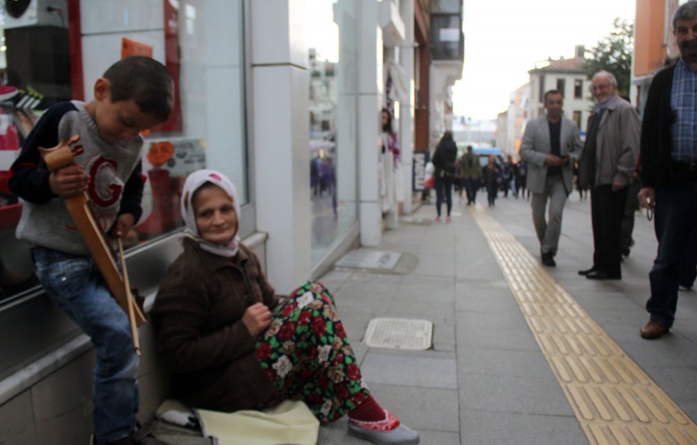 Kalem tutması gereken eller kemençe çalıyor