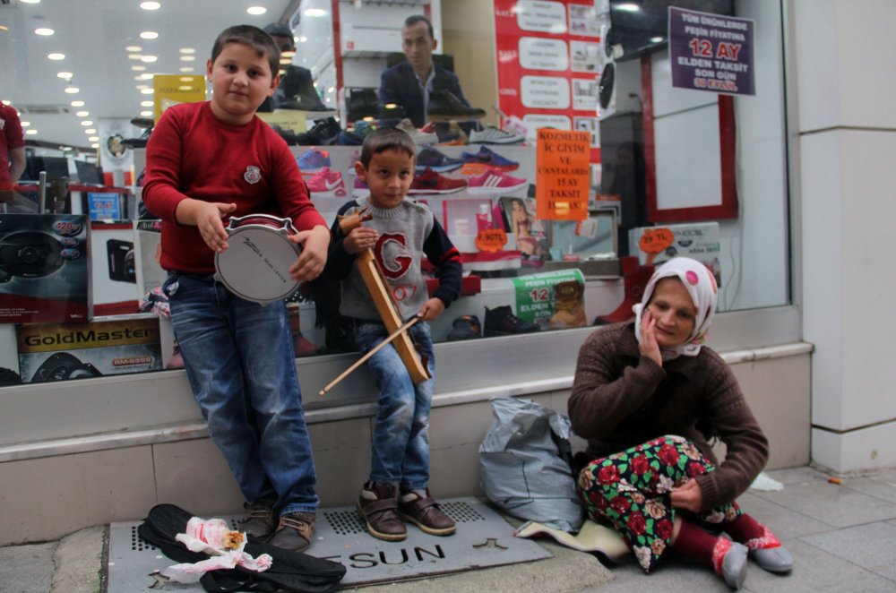 Kalem tutması gereken eller kemençe çalıyor