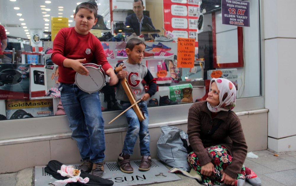 Kalem tutması gereken eller kemençe çalıyor