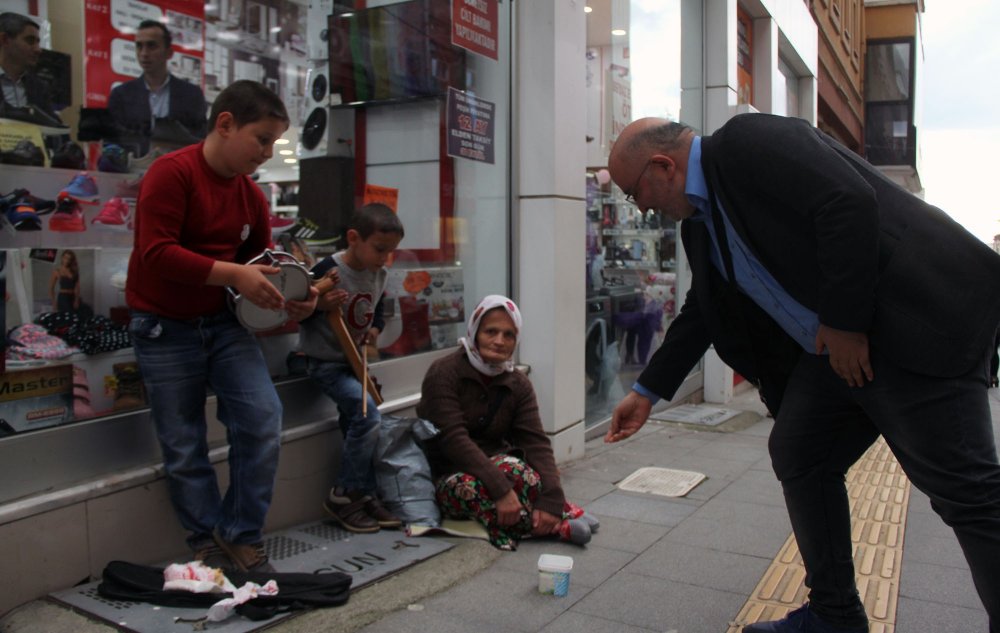 Kalem tutması gereken eller kemençe çalıyor