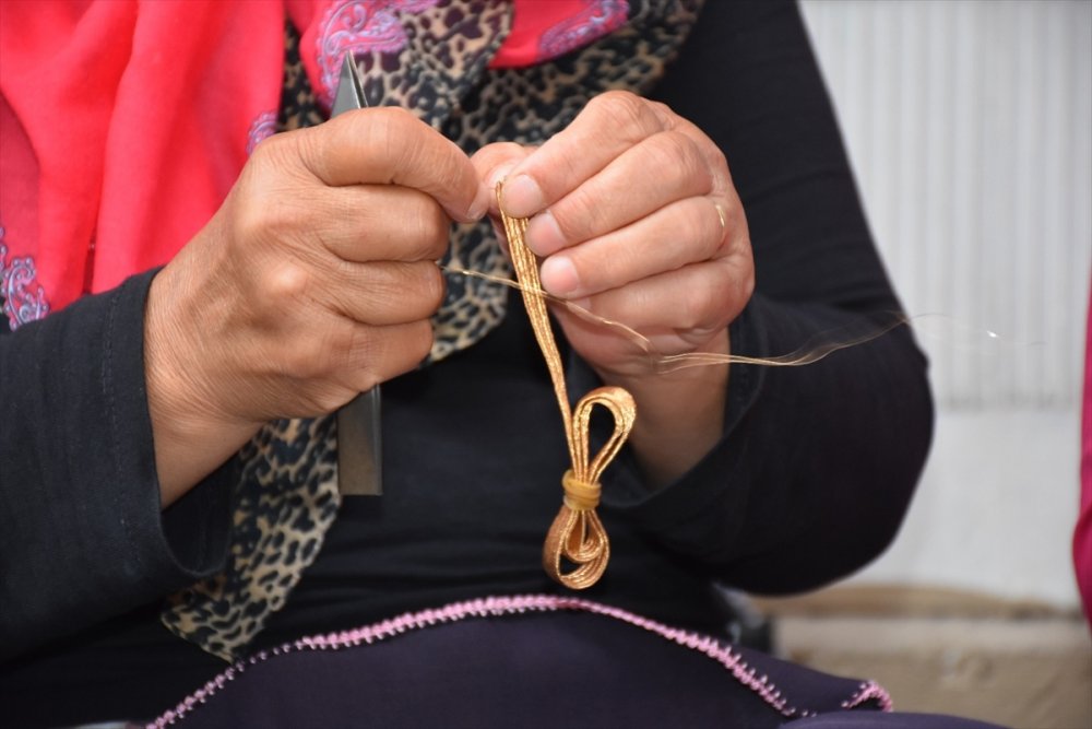Trabzon'da kadınlar, altın telleri takılara dönüştürüyor 