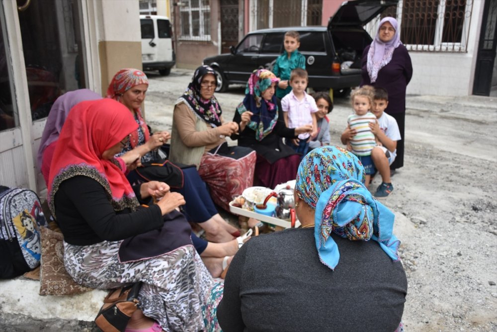 Trabzon'da kadınlar, altın telleri takılara dönüştürüyor 