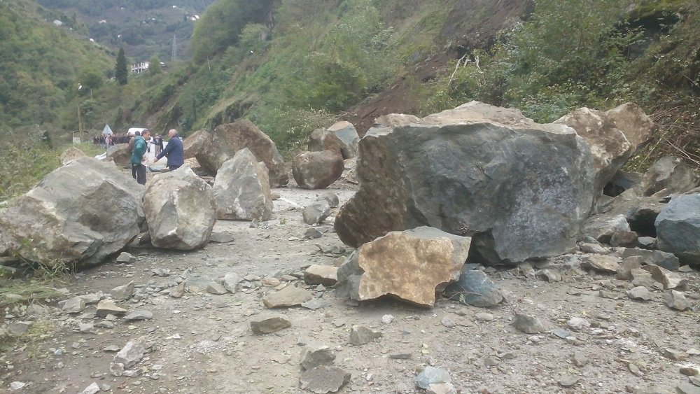Trabzon'da dev kayalar yola düştü!