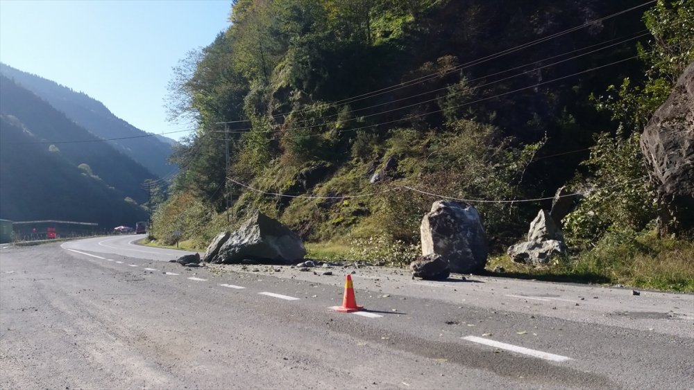 Trabzon'da yola düşen kayalar korkuttu