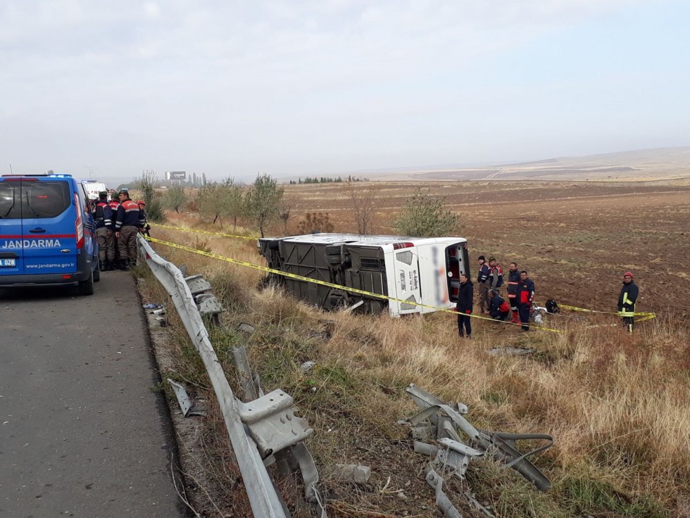 Trabzon plakalı yolcu otobüsü devrildi: 1 ölü